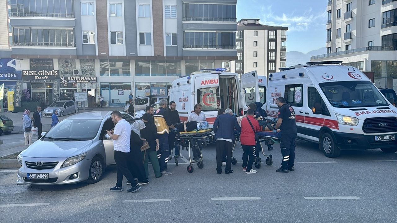 Samsun İlkadım'da Gebi Caddesi kavşağında kaza: 2 kişi yaralandı