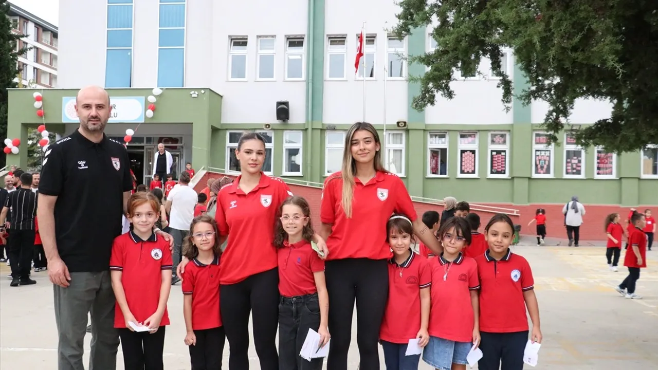 Samsunsporlu futbolcular 1. sınıf öğrencilerine defter, kalem ve çam fidanı hediye etti