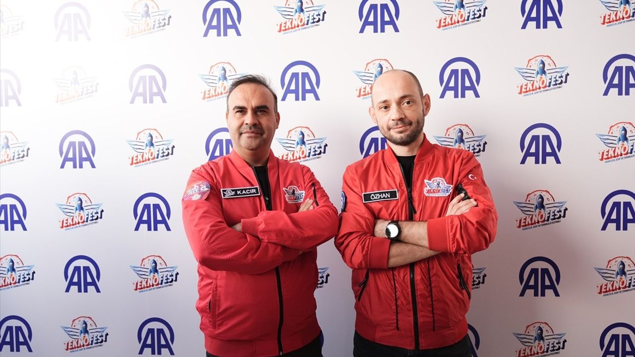 Sanayi ve Teknoloji Bakanı Kacır, TEKNOFEST İstanbul'da Anadolu Ajansı standını ziyaret etti