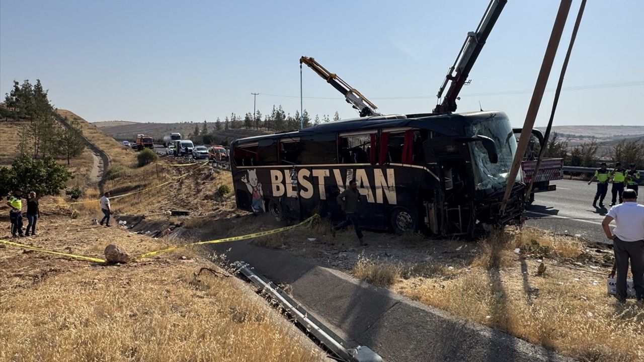 Şanlıurfa'da devrilen yolcu otobüsünde 30 kişi yaralandı