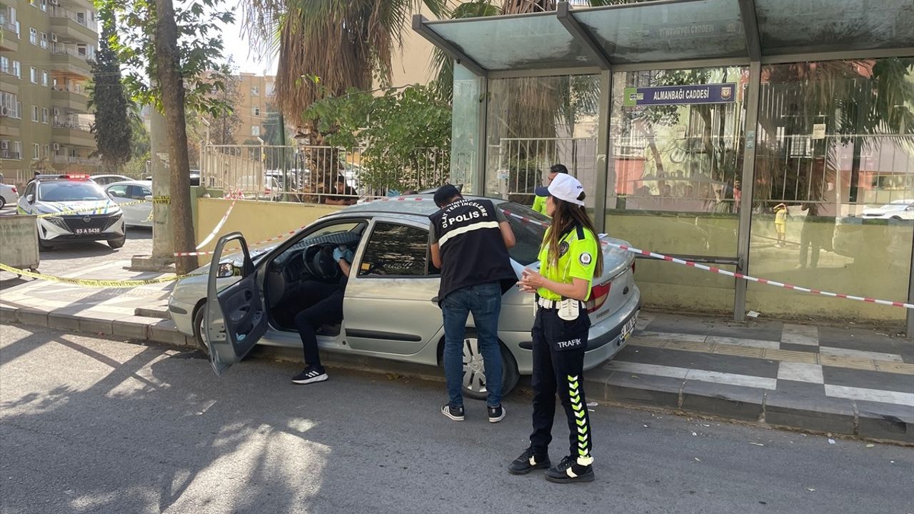 Şanlıurfa'da durakta bekleyen aileye otomobil çarptı; 8 yaşındaki çocuk yaşamını yitirdi