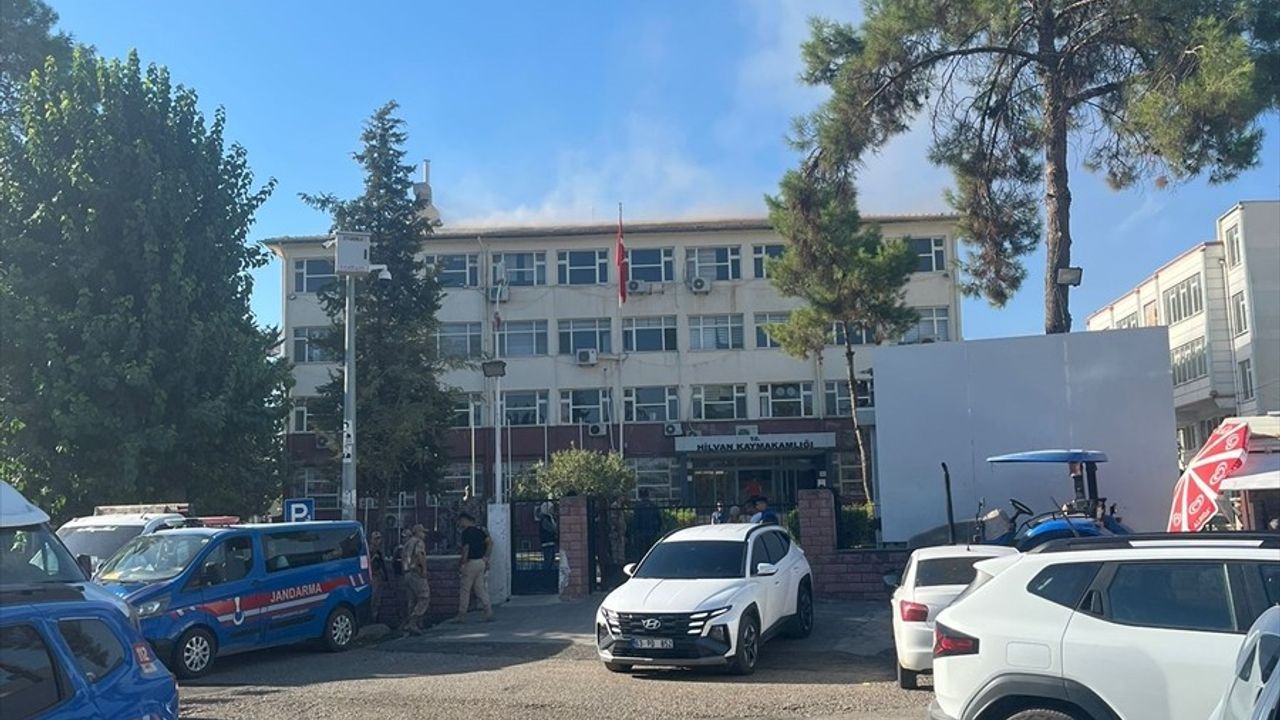 Şanlıurfa Hilvan'da Hükümet Konağı'ndaki Yangın Söndürüldü