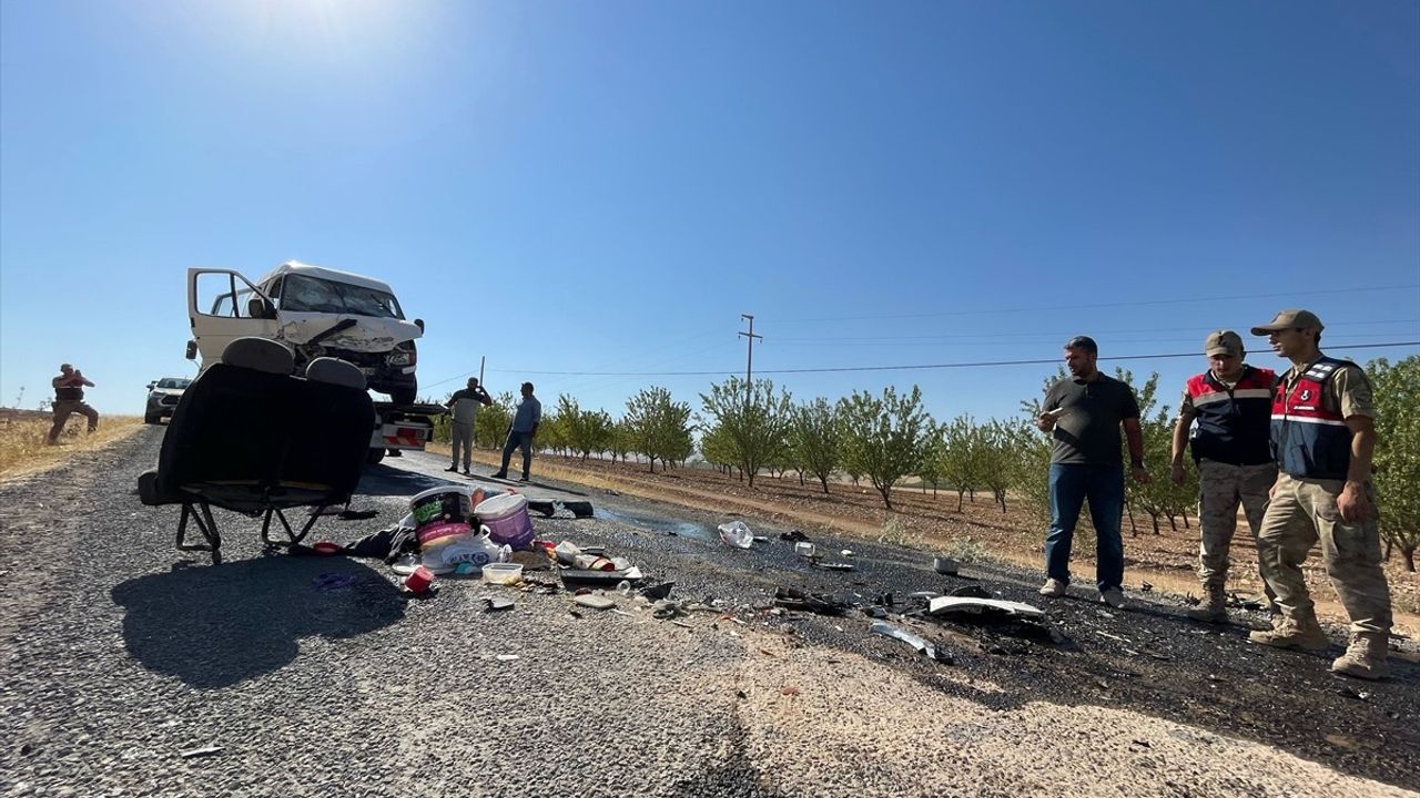 Şanlıurfa Hilvan'da tarım işçilerini taşıyan minibüs ile otomobil çarpıştı: 15 yaralı