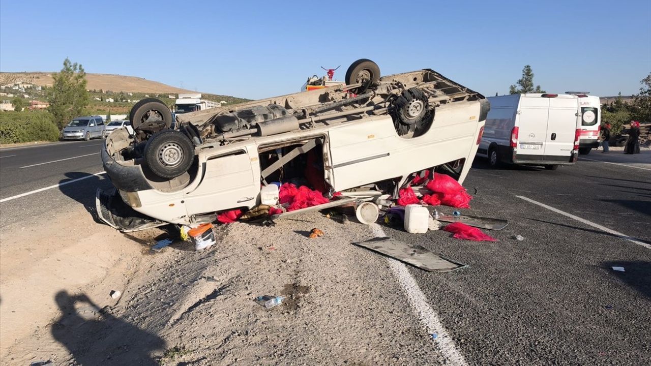 Şanlıurfa Karaköprü'de tarım işçilerini taşıyan minibüs devrildi: 19 yaralı