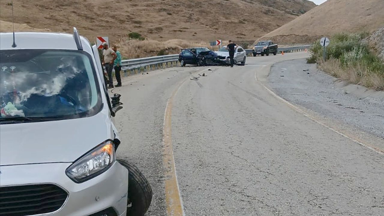 Sarıkamış'ta 3 aracın karıştığı zincirleme kaza: 7 yaralı