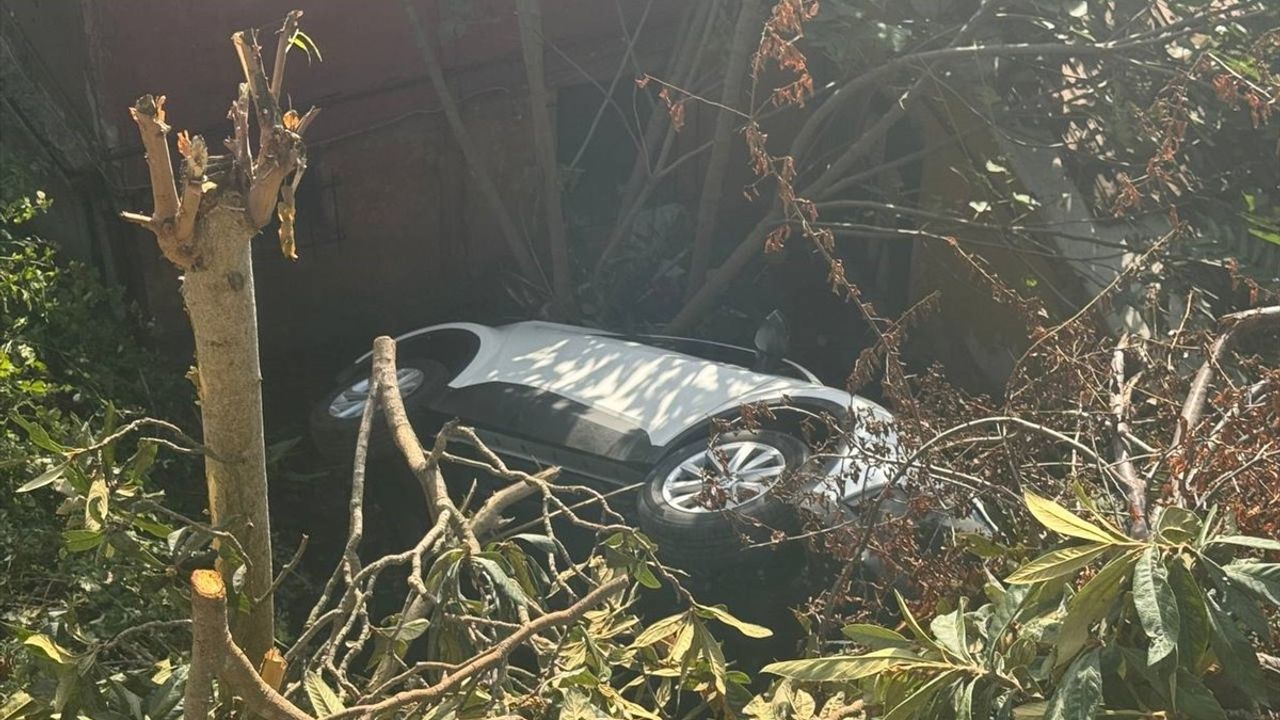 Sarıyer'de otomobil yokuştan kayıp evin bahçesine düştü, sürücü yaralandı