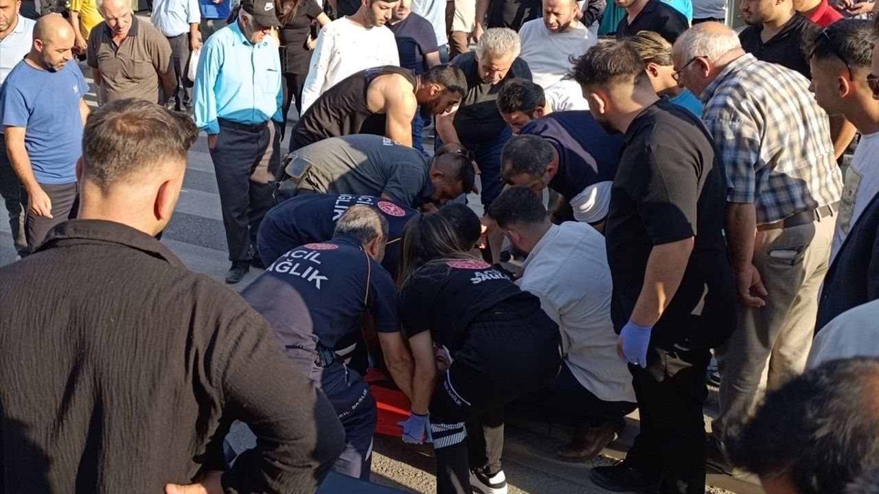 Şarkışla'da motosiklet kazası güvenlik kamerasına yansıdı: Sürücü yaralandı