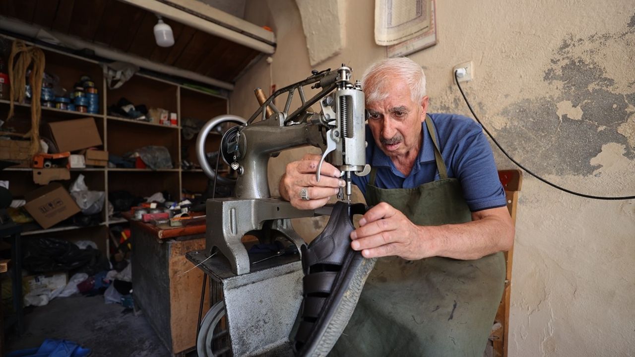 Savur'da 5 metrekarelik dükkânda 50 yılı aşkın süredir ayakkabı tamiri yapan usta