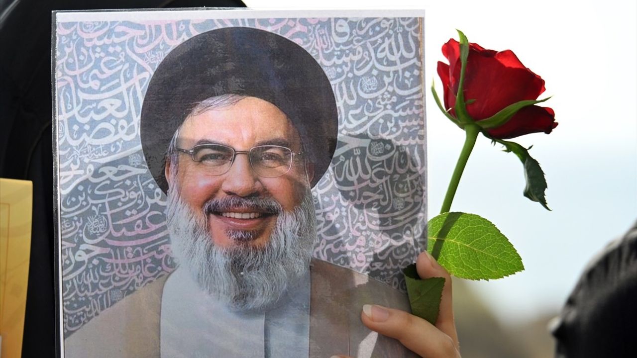 Selam’ın yasağına rağmen Beyrut’ta Güvercin Kayalıkları’na Nasrallah ve Safiyuddin portreleri yansıtıldı