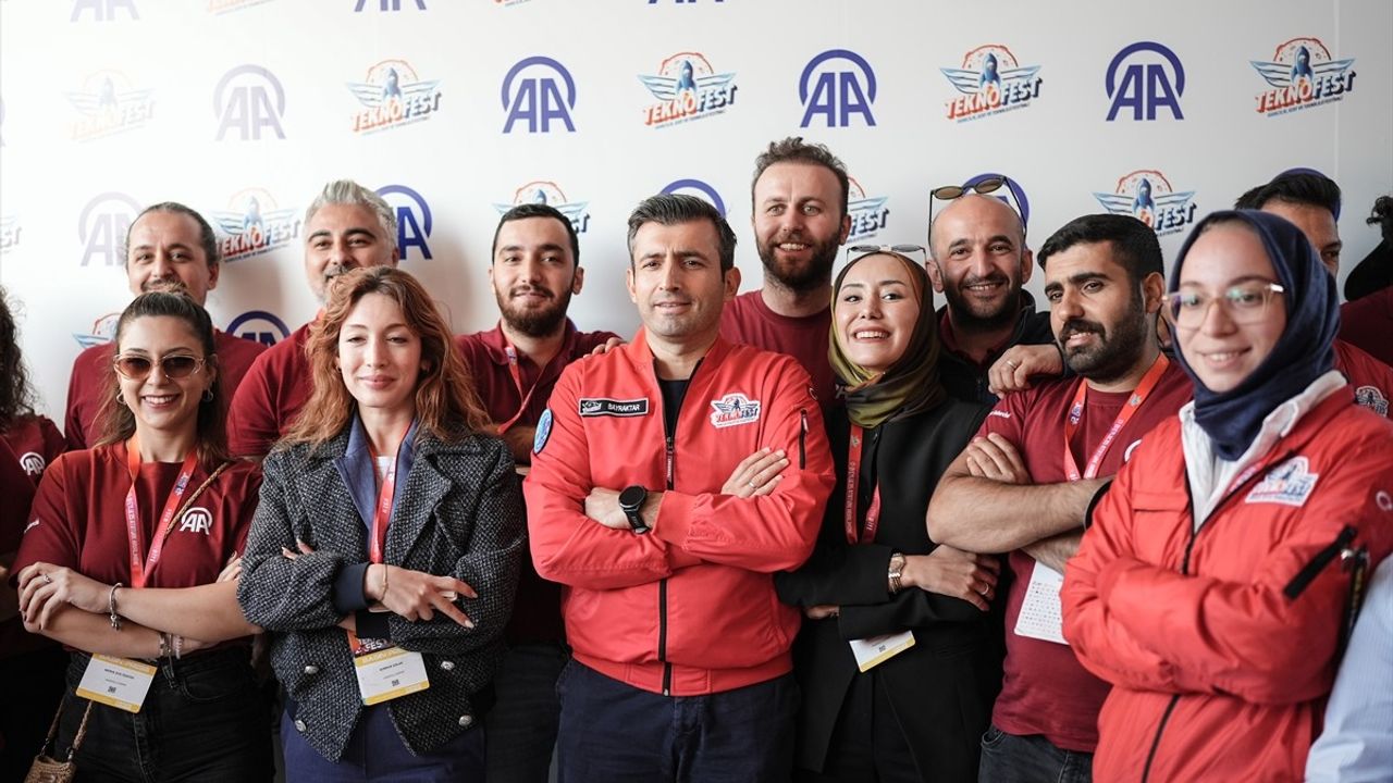 Selçuk Bayraktar, AA standını ziyaret etti ve katkılara teşekkür etti