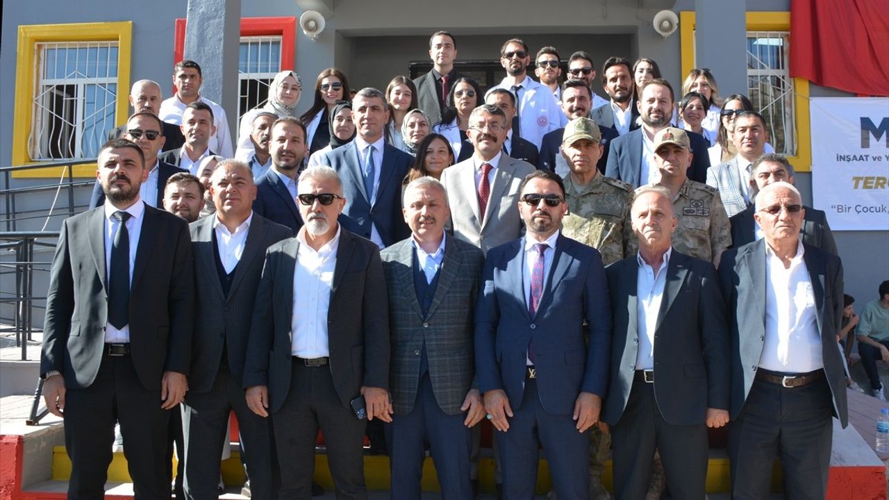 Şemdinli'de MÜSİAD tarafından yenilenen Dereyanı Köyü İlk ve Ortaokulu açıldı