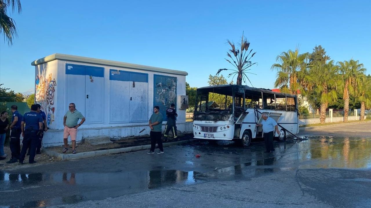 Serik'te park halindeki 07 YR 585 plakalı midibüs yandı