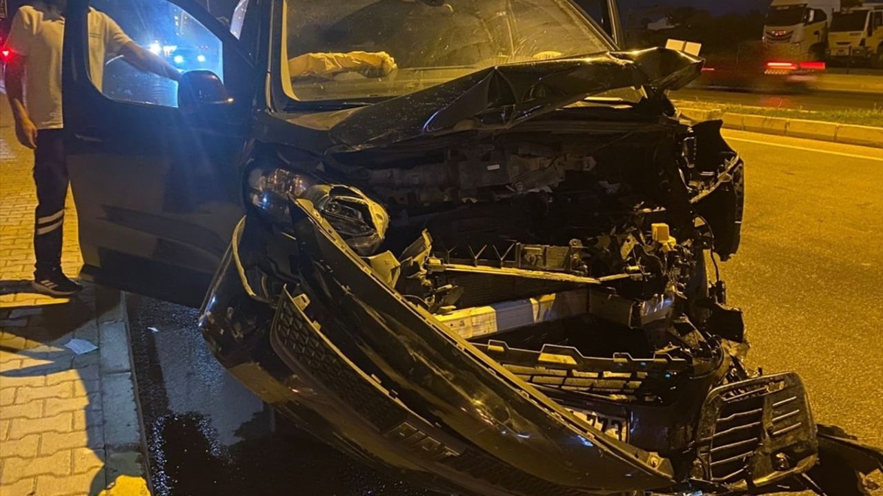 Serik'te üç aracın çarpışması: 1'i çocuk 5 kişi yaralandı