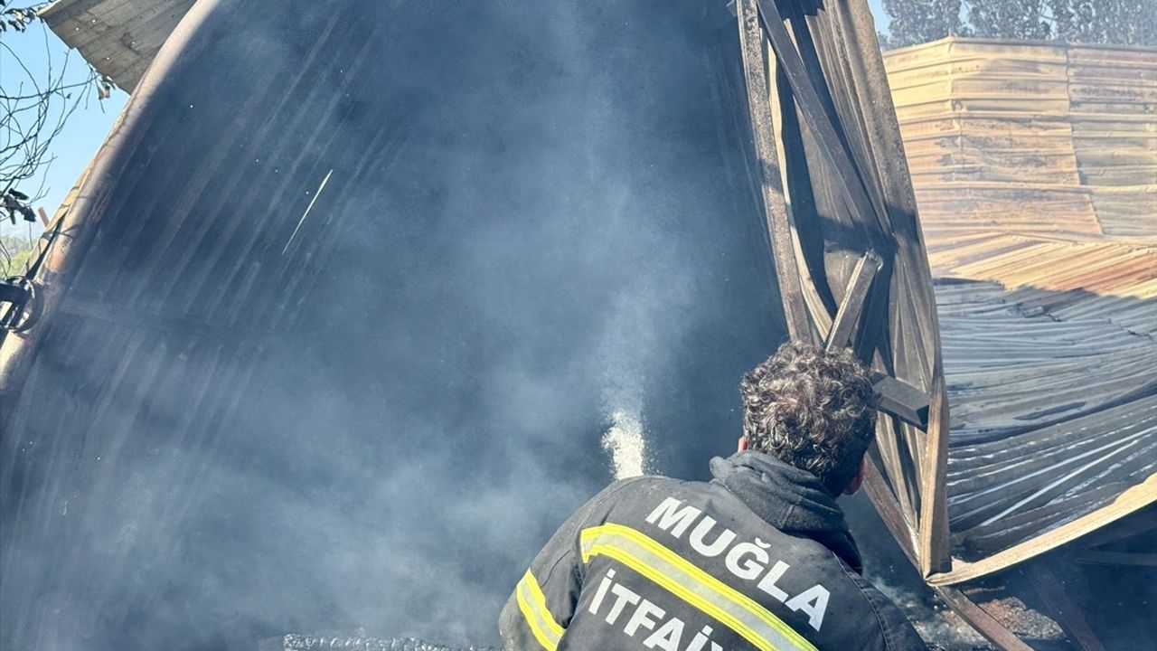 Seydikemer'de kereste deposu yangında kullanılamaz hale geldi