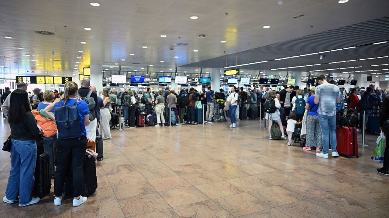 Siber saldırı Avrupa havalimanlarının check‑in ve biniş sistemlerini etkiledi: Gecikme ve iptaller yaşanıyor