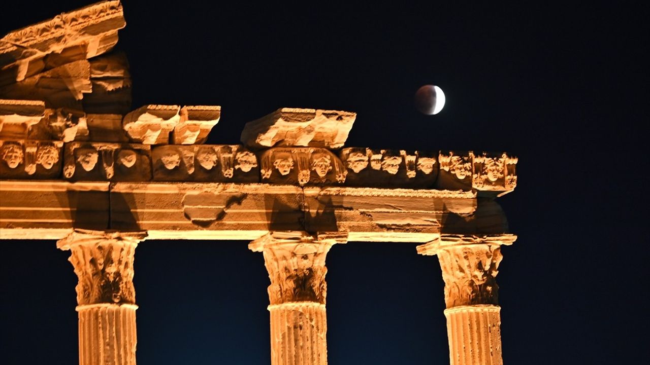 Side Antik Kenti'nde 'Kanlı Ay' Dolunayı Apollon Tapınağı ile Görsel Şölen Oluşturdu