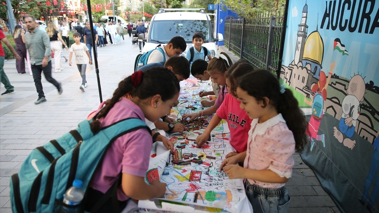 Siirt'te Gazze'ye Dikkat Çeken Sergi: Hucurat Hareketi Eyüp Güzel ile İl İl Dolaşıyor