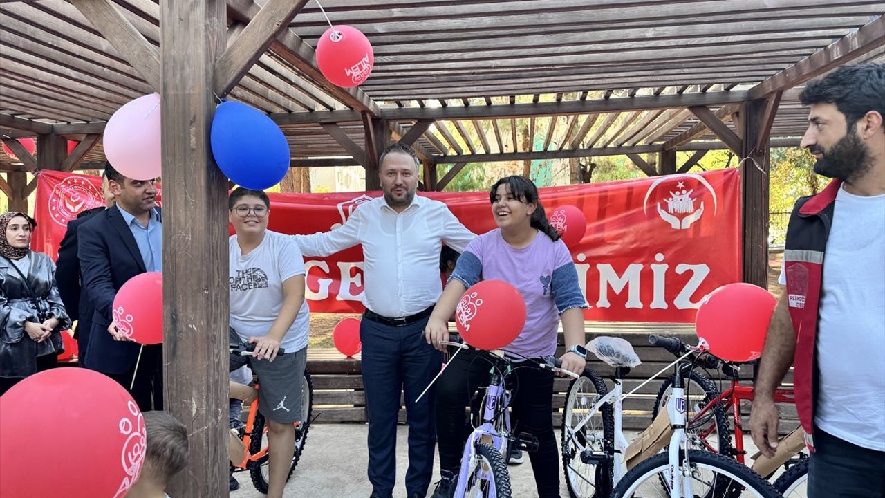 Siirt’te ODES Projesiyle Başarılı 20 Öğrenciye Bisiklet Hediye Edildi