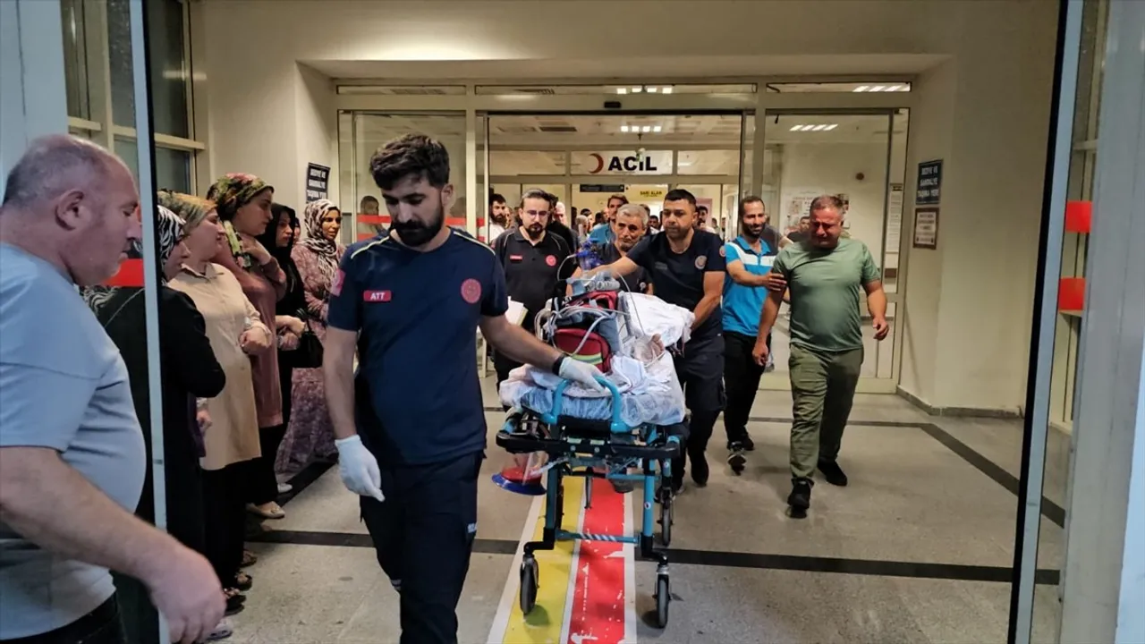 Siirt'te Yolun Karşısına Geçmeye Çalışan 8 Yaşındaki Çocuğa İki Araç Çarptı, Ağır Yaralandı