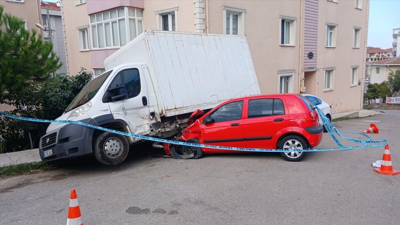 Sinop'ta fren yerine gaza basılması sonucu kaza: 3 yaralı