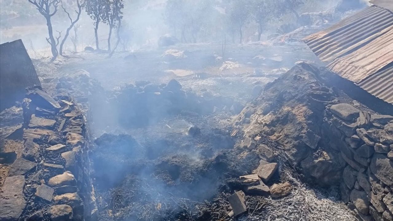 Şırnak'ta ahır ve samanlık yangını: 2 yapı zarar gördü