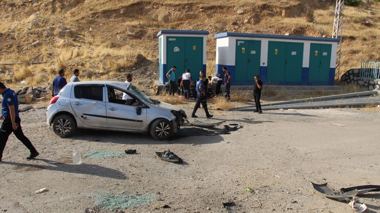 Şırnak'ta refüje çarpan otomobilde anne ile 2 aylık bebeği ağır yaralandı