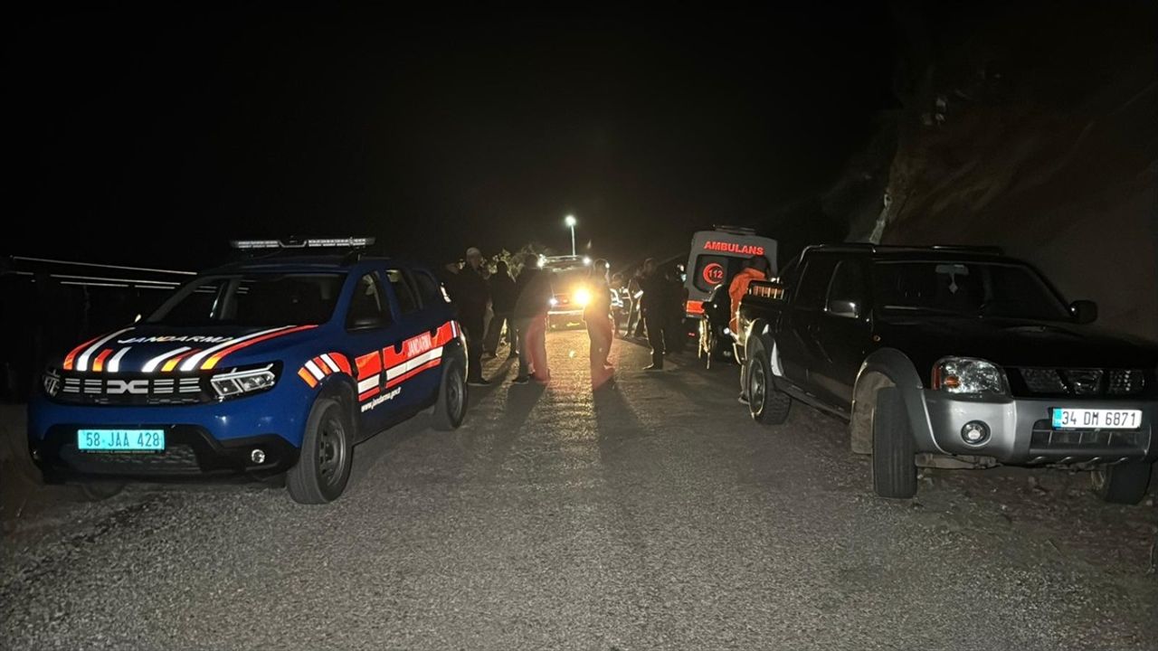 Sivas Doğanşar'da otomobilin uçuruma yuvarlanması: 4 kişi hayatını kaybetti