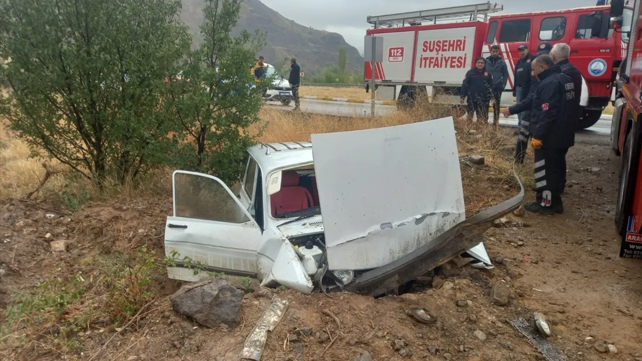 Sivas'ın Koyulhisar ilçesinde otomobil şarampole devrildi: 2 kişi yaralandı