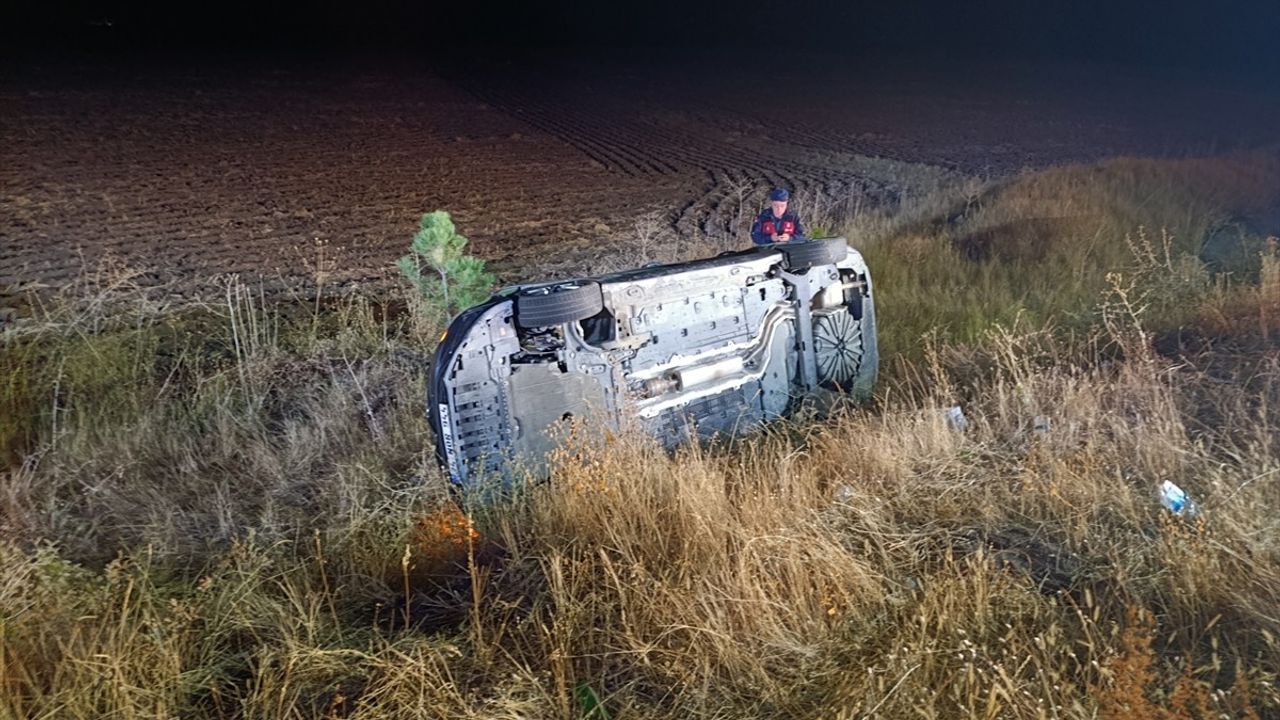 Sivas'ın Şarkışla ilçesinde şarampole devrilen otomobilde 5 kişi yaralandı