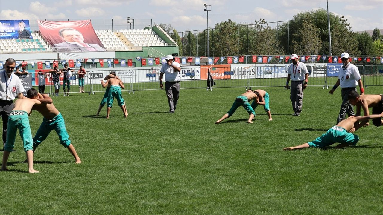 Sivas'ta 3. Uluslararası Muhsin Yazıcıoğlu Karakucak Güreş Festivali gerçekleştirildi