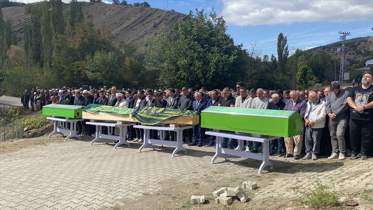 Sivas'ta Doğanşar'daki trafik kazasında ölen 4 kişi defnedildi