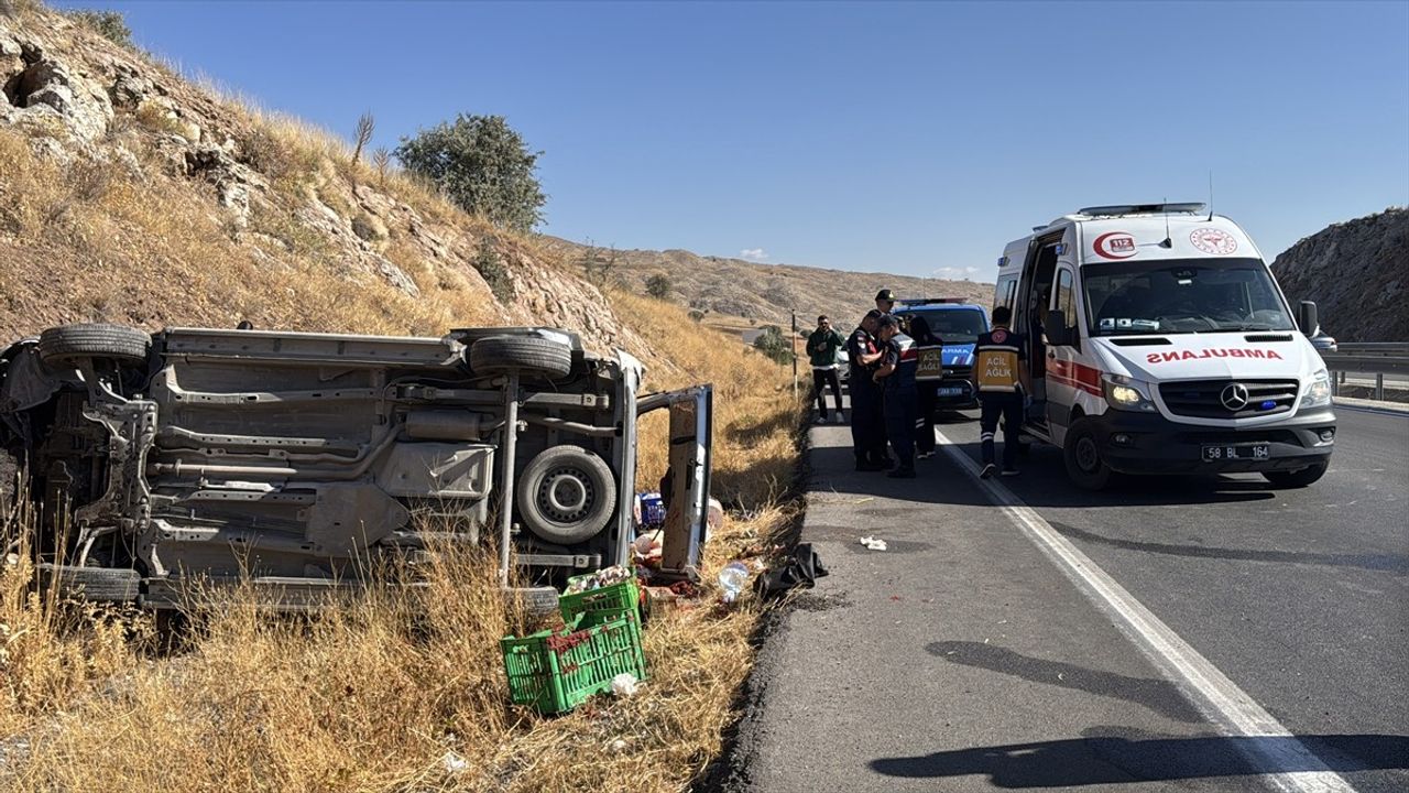 Sivas'ta hafif ticari aracın şarampole devrilmesi: 4 kişi yaralandı