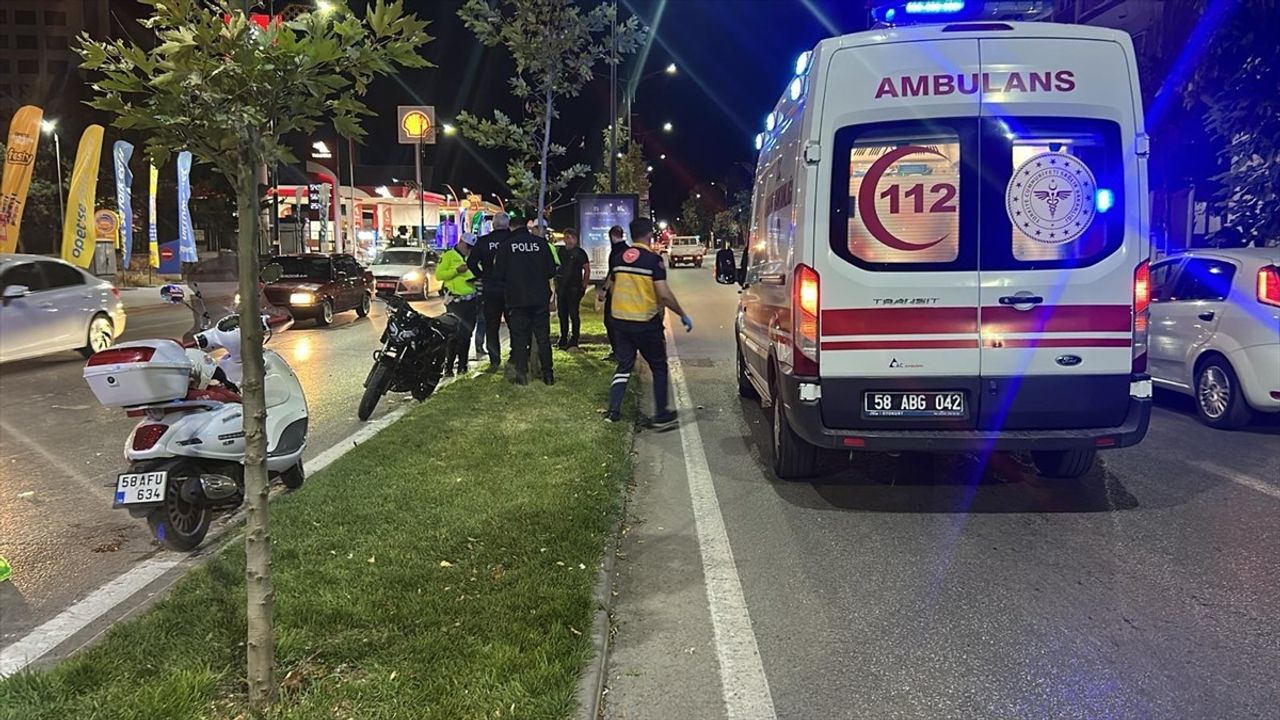 Sivas'ta iki motosiklet çarpıştı: 2 kişi yaralandı, birinin hayati tehlikesi var