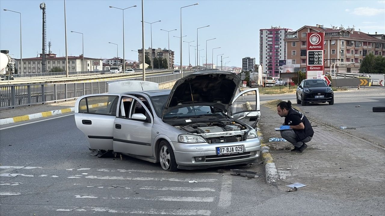 Sivas'ta iki otomobilin çarpışması: 1 ölü, 3 yaralı