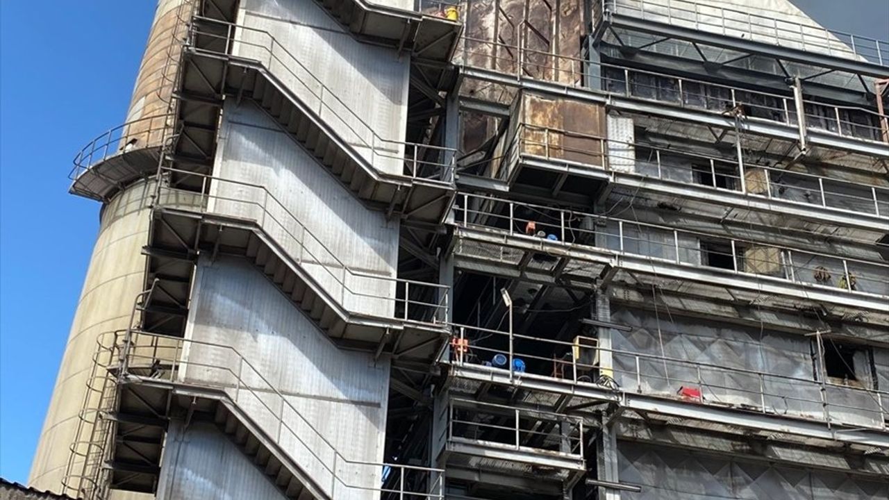 Sivas'ta Kangal Termik Santrali bacasında yangın — İtfaiye müdahalesi sürüyor