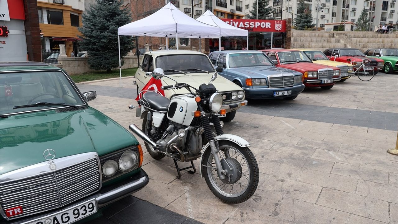 Sivas'ta Klasik Otomobil Fuarı, Sivas Kongresi'nin 106. yıl dönümü etkinliklerine renk kattı