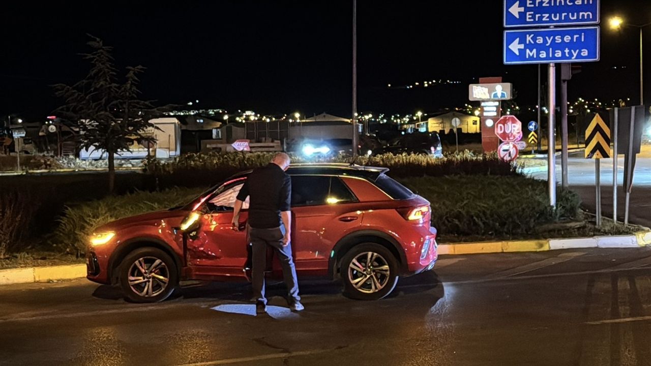 Sivas'ta otomobil ile motosiklet çarpıştı: Sürücü ağır yaralandı