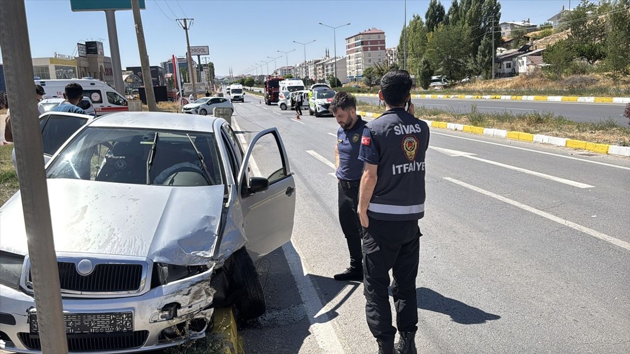 Sivas'ta Sultanşehir Bulvarı'nda otomobil ile hafif ticari araç çarpıştı: 6 yaralı