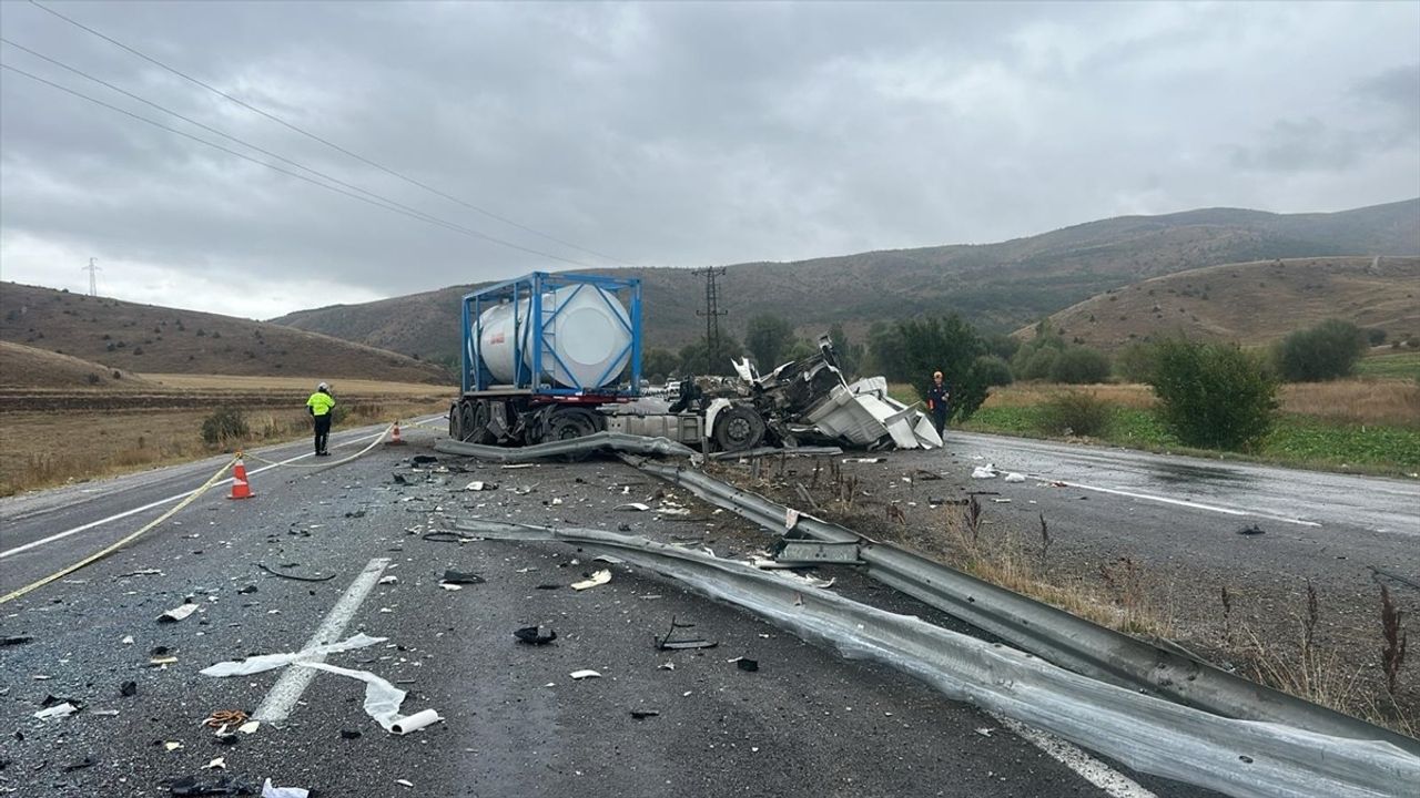 Sivas'ta yolcu otobüsü ile tırın çarpışması: 23 yaralı, 3'ü ağır