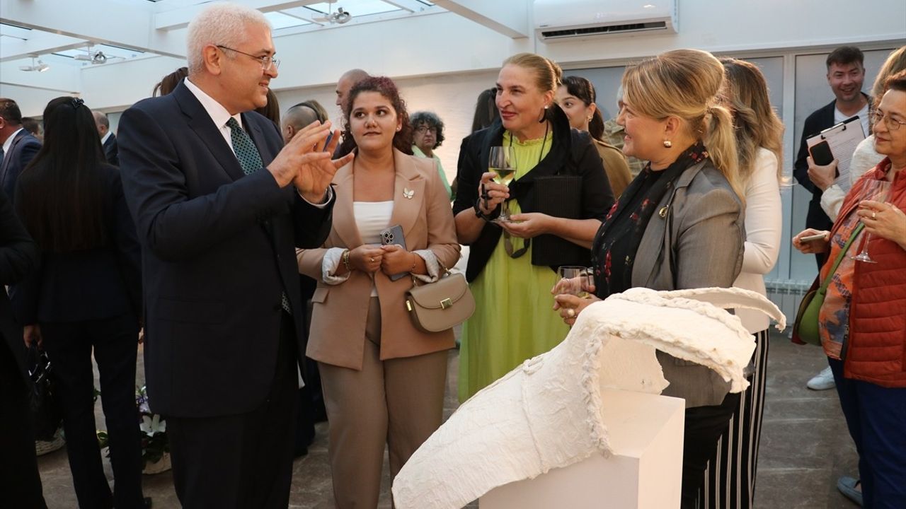 Sofya’da 'Mitolojik Dönüşümler' Kağıt Sanatı Sergisi Açıldı