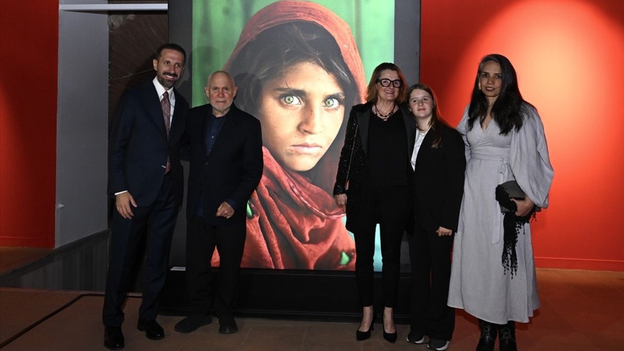 Steve McCurry'nin 'The Haunted Eye' sergisi İstanbul'da dünya prömiyerini gerçekleştirdi