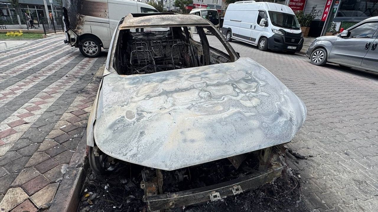 Sultangazi'de park halindeki otomobilde çıkan yangın 2 araca sıçradı, itfaiye söndürdü