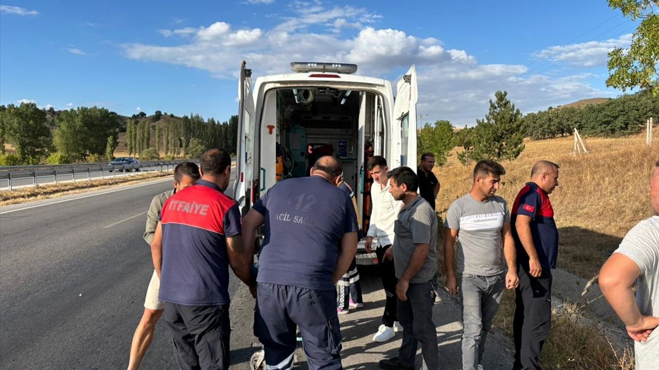 Sungurlu'da otomobil devrildi: 2 kişi yaralandı