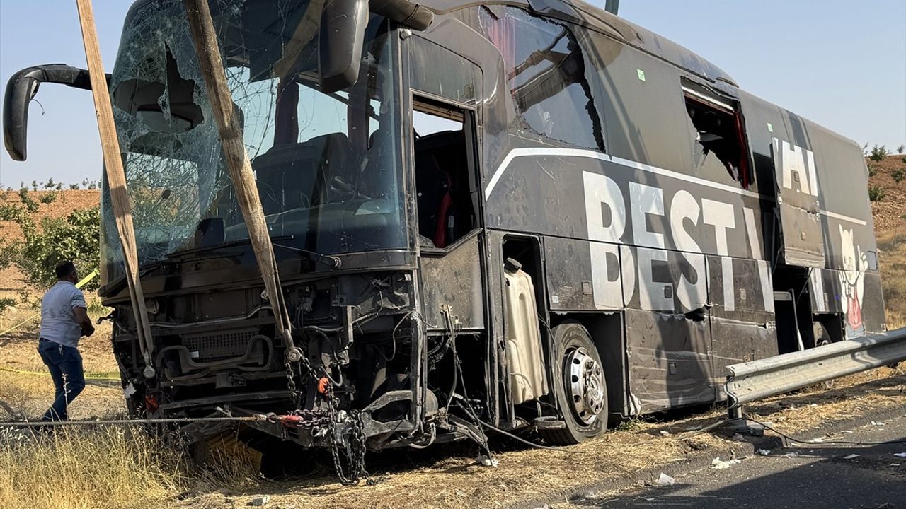 Suruç'ta Devrilen Yolcu Otobüsünde 27 Kişi Yaralandı