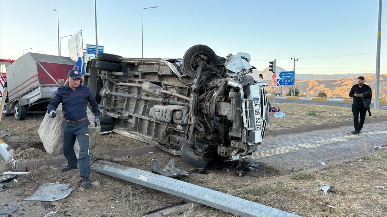 Suşehri'nde otomobille çarpışan minibüs devrildi: 15 tarım işçisi yaralandı