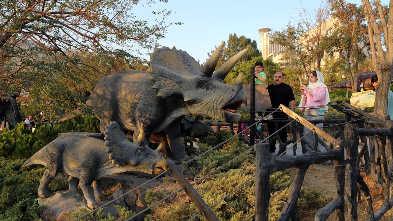 Tahran’daki Jurassic Park: 30 bin metrekarelik alanda ses ve hareket efektleriyle dinozor deneyimi