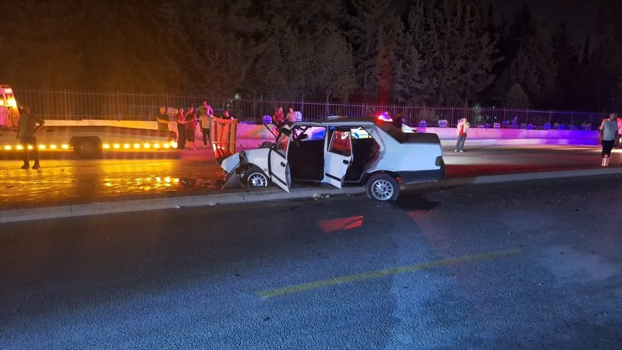 Tarsus'ta kontrolden çıkan araç iki otomobile çarptı: 1 ölü, 9 yaralı