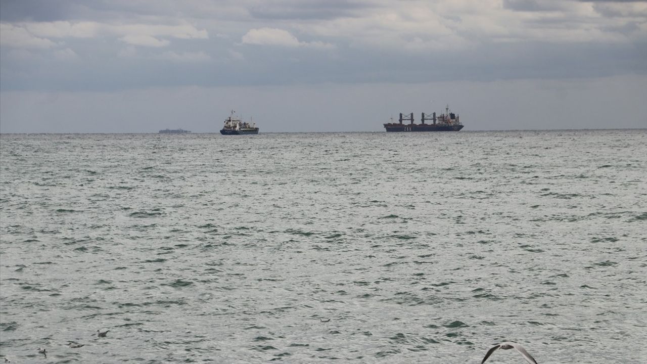 Tekirdağ'da 3 gündür etkili poyraz deniz ulaşımını aksatıyor