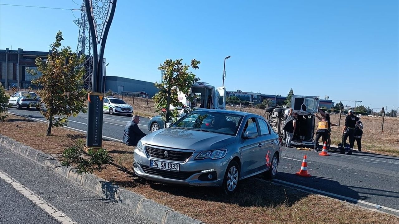Tekirdağ Kapaklı'da otomobil ile hafif ticari aracın çarpıştığı kazada 3 kişi yaralandı