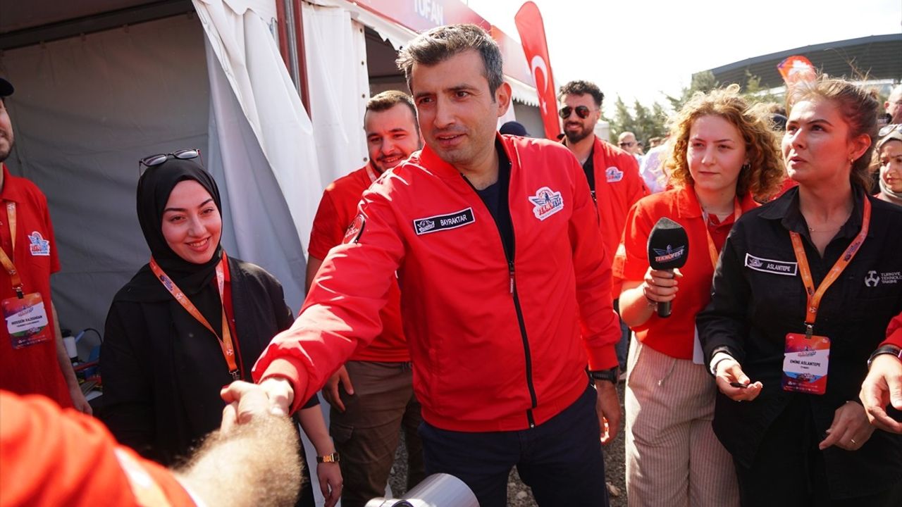TEKNOFEST Başkanı Selçuk Bayraktar Tekirdağ'daki İKA Yarışması'nda öğrencilerle buluştu